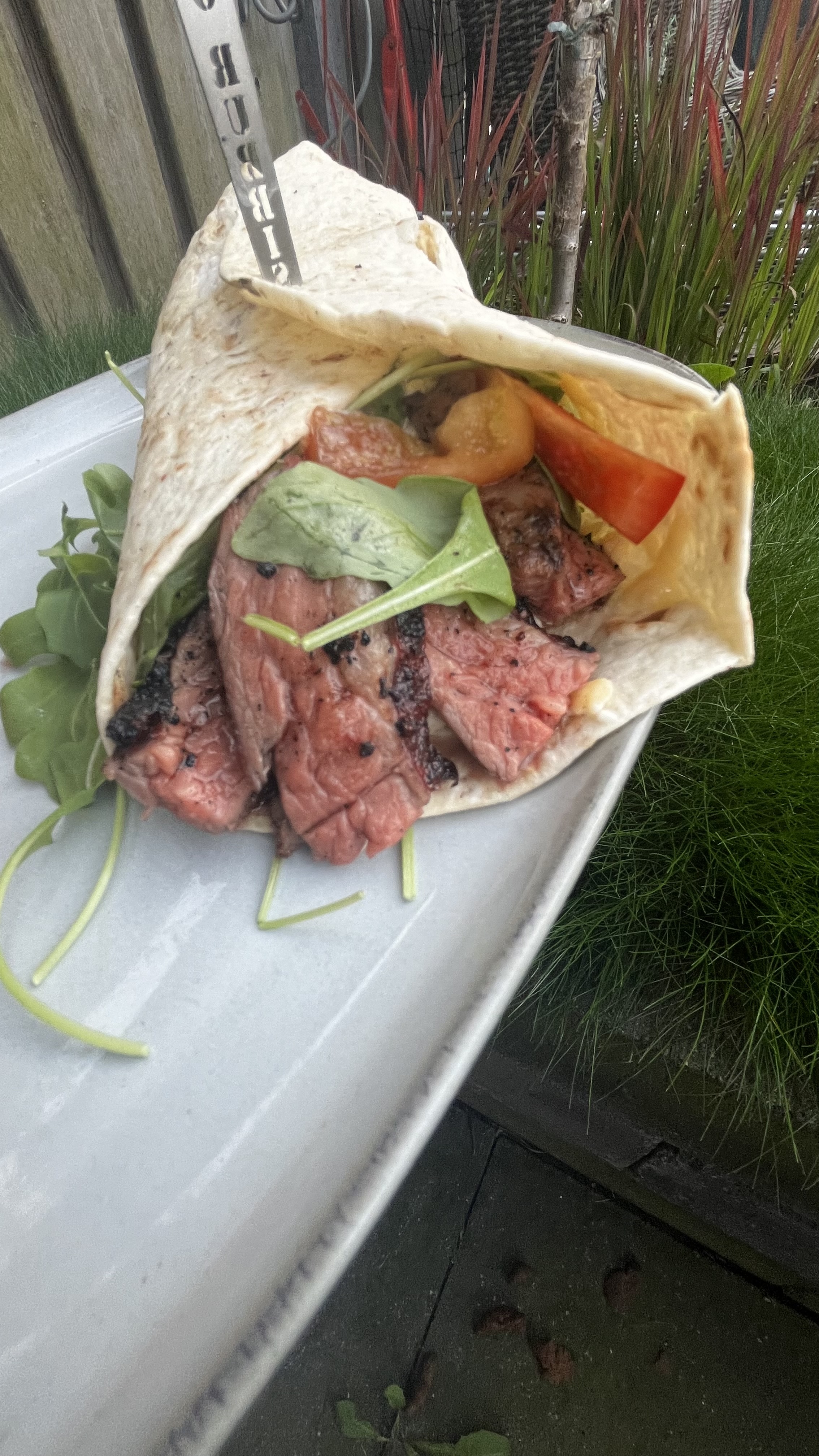 Wrap met Angus Inside skirt en tomaten-ui salsa